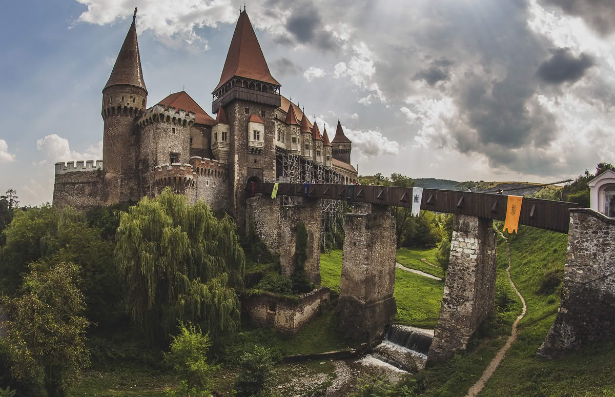 Castelul_Corvinilor Castelul Corvinilor, Castelul Huniazilor