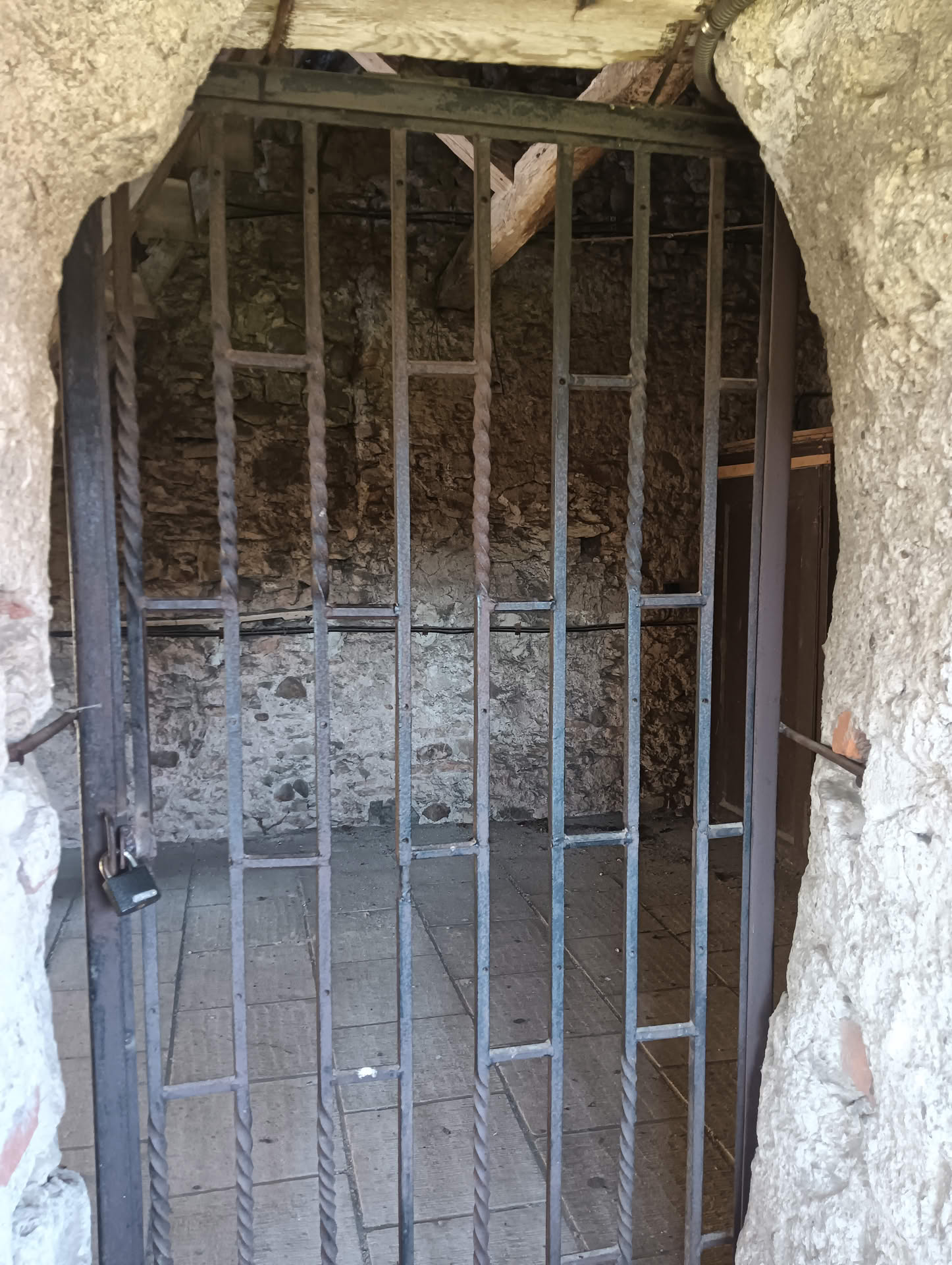 IMG20250413125034 Cetatea Calnic